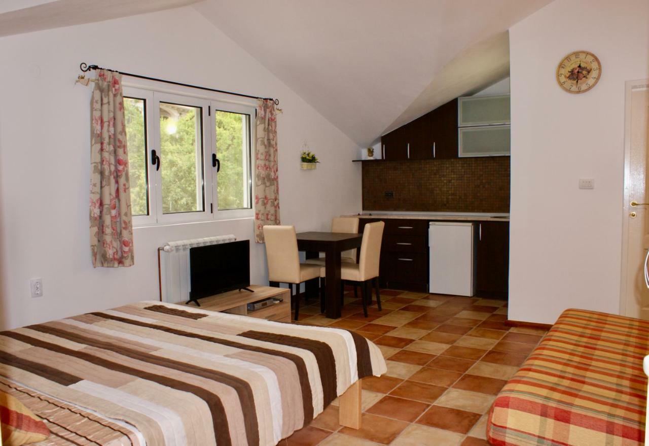 Studio Apartments Morinj Bagian luar foto