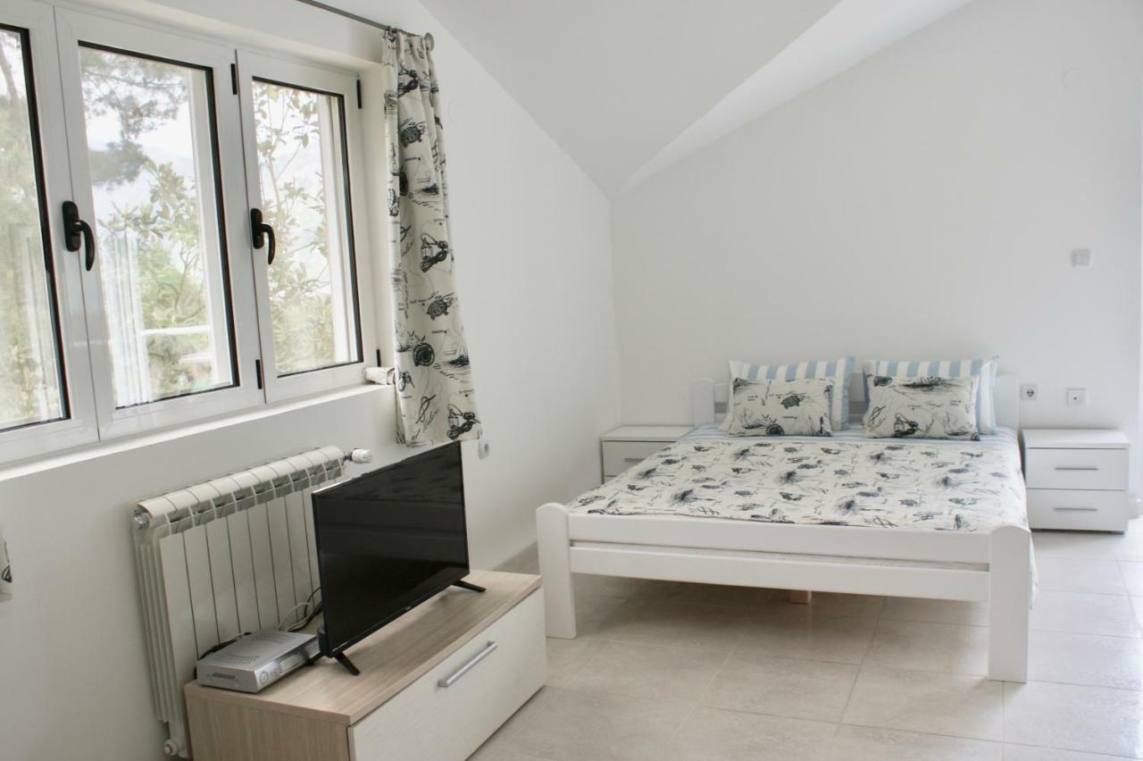 Studio Apartments Morinj Bagian luar foto